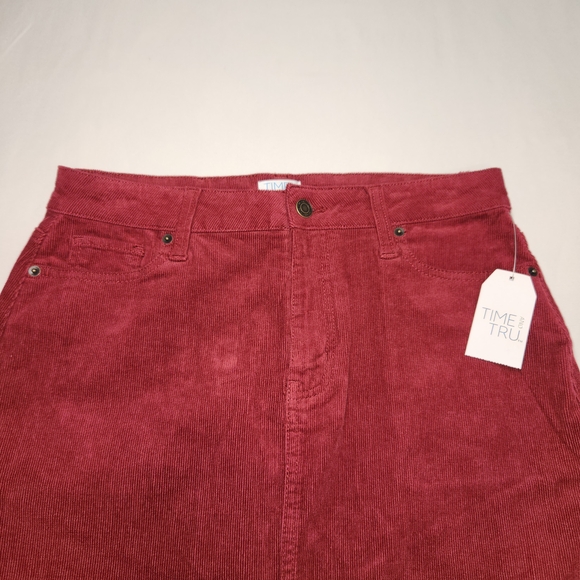 ⭐️NWT Time & Tru Size 6 Burgundy Corduroy Midi Skirt Front Slit 5 Pocket Classic - Picture 2 of 10